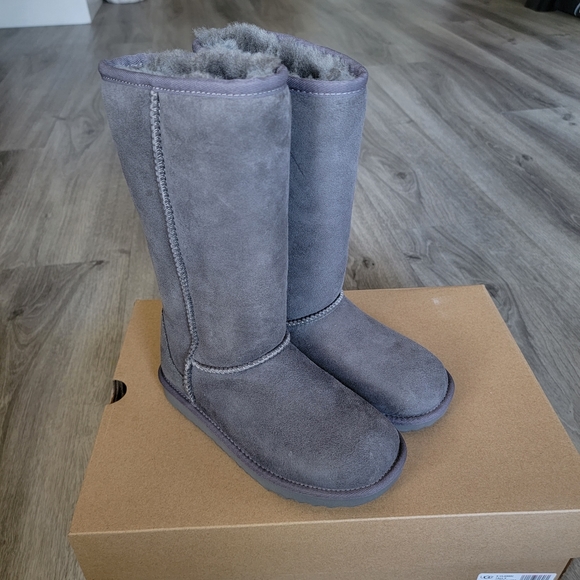 UGG Kids Classic Tall II Suede Boot - Picture 6 of 10